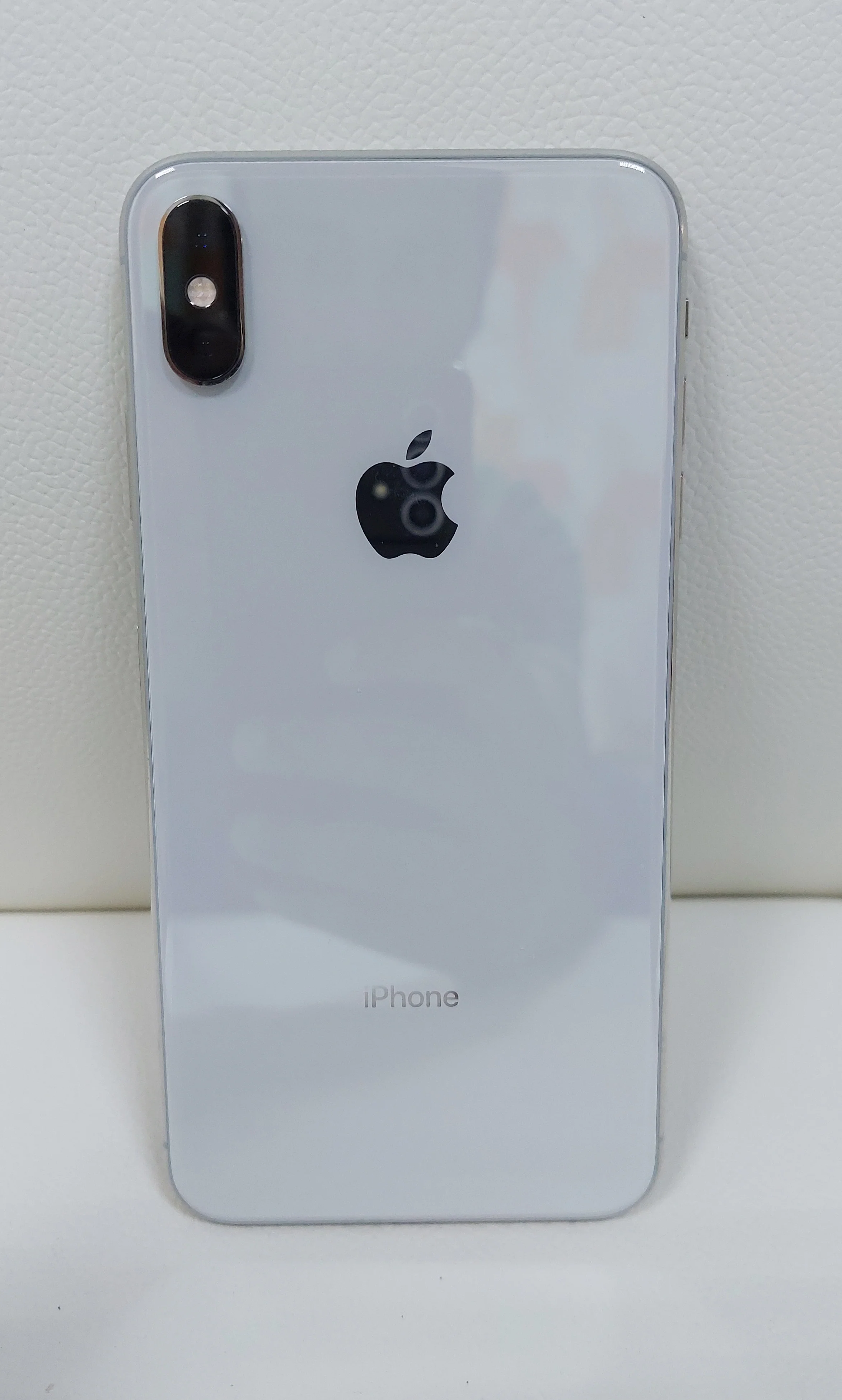 Apple iPhone X with FaceTime - 64GB, 4G LTE, White - Image 3