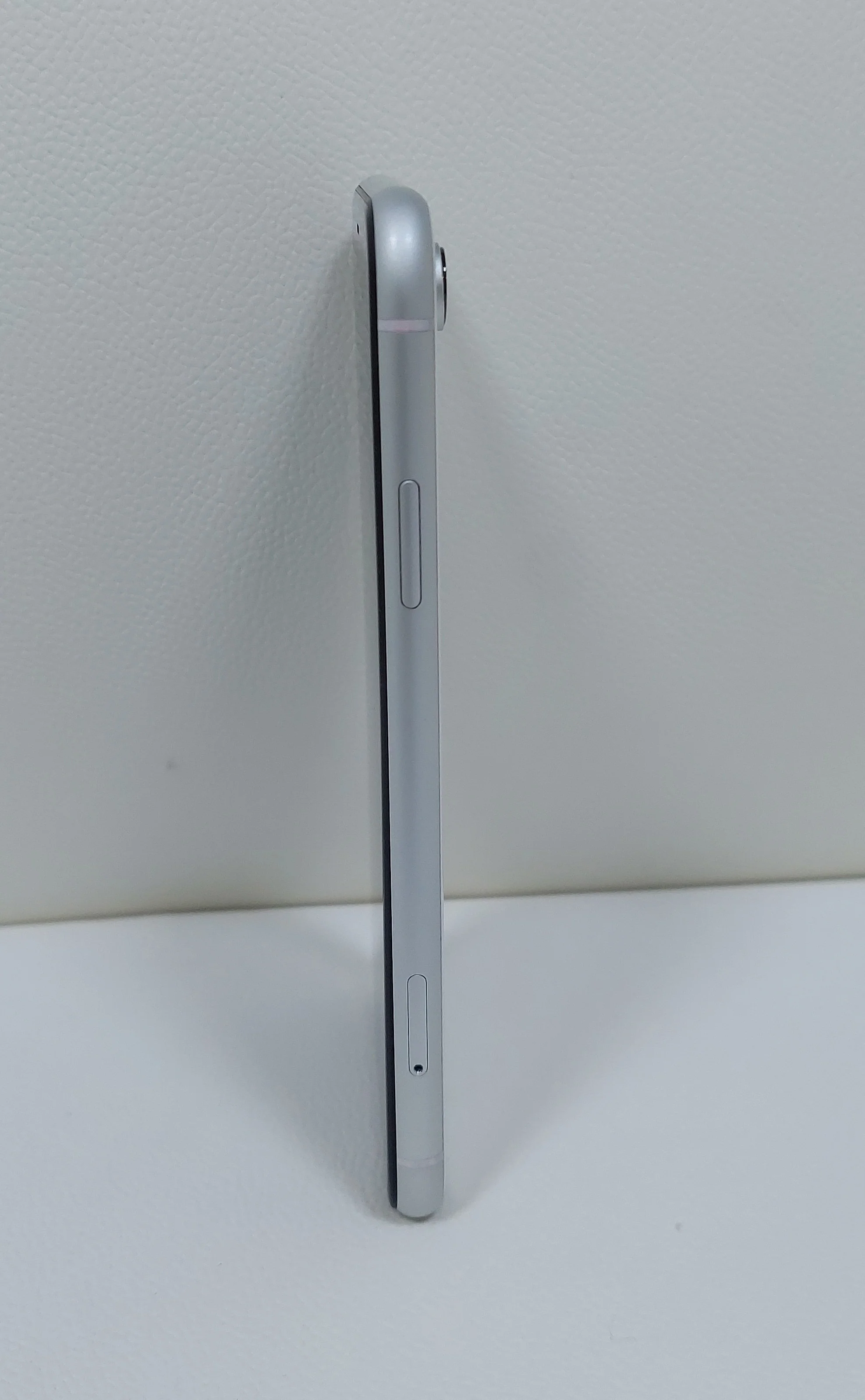 Apple iPhone XR with FaceTime - 64GB, 4G LTE, White - Image 4