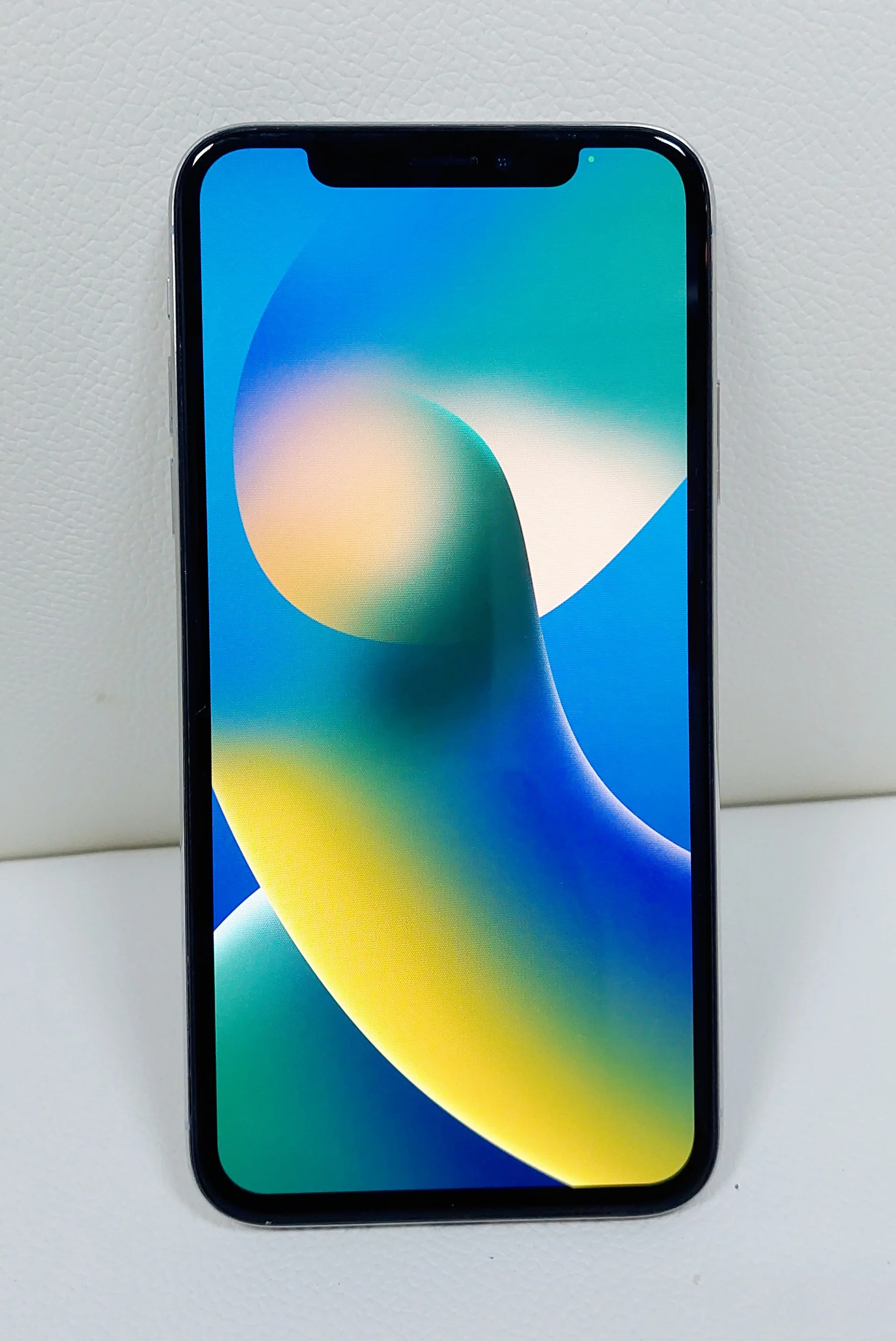 Apple iPhone XS Max with FaceTime - 64GB, 4G LTE, White - Image 3